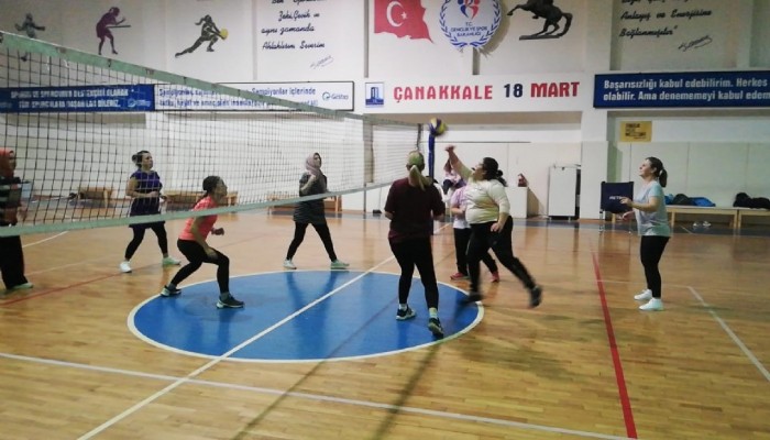 Hanımlar Voleybol Aktiviteleri İle Sağlığın Sağlıklı Yaşamın Formunu Yakalıyor