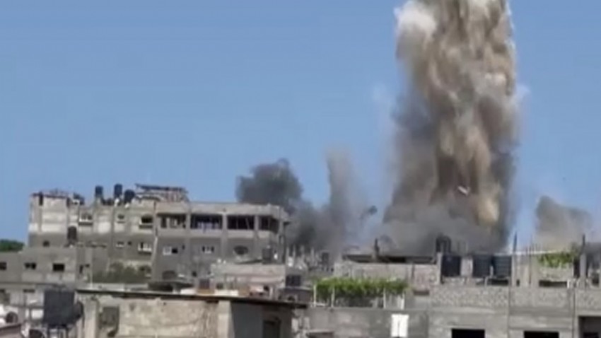 İsrail savaş uçakları Gazze’de 2 evi yerle bir etti