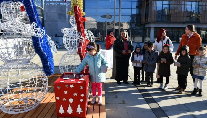 Yeni Yıl Dileklerini Dilek Kutusuna Bıraktı