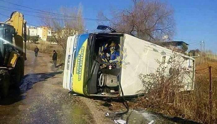 Futbolcuları taşıyan otobüs devrildi