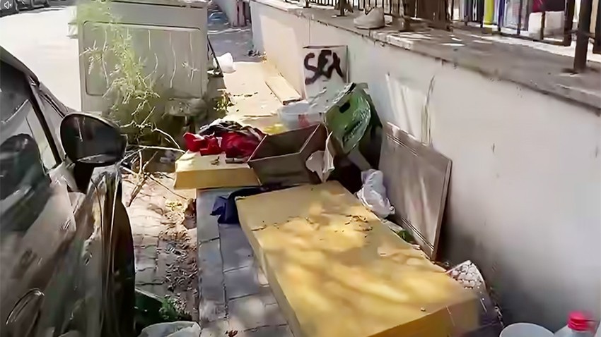 Muhtar Kızoğlu’ndan, Sokak Ortasına Atılan Çöplere Tepki