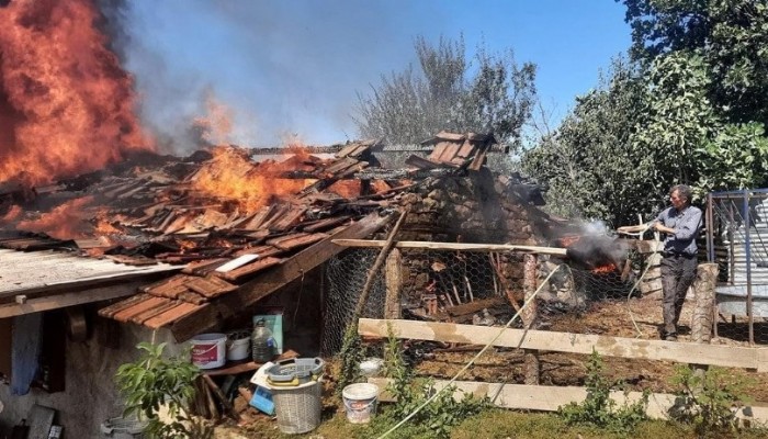 Yenice’de bir ev ile samanlık yanarak küle döndü (VİDEO)