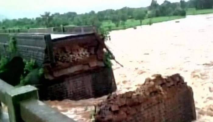 Hindistan’da köprü çöktü: 22 kişi kayıp