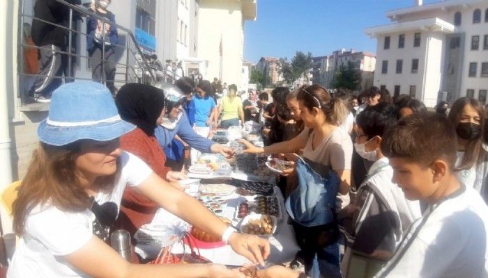 İhtiyaç sahibi olan öğrencileri için kermes düzenlendi