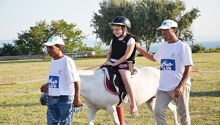 Çocuklar Pony Cinsi Atlara  Bindi 