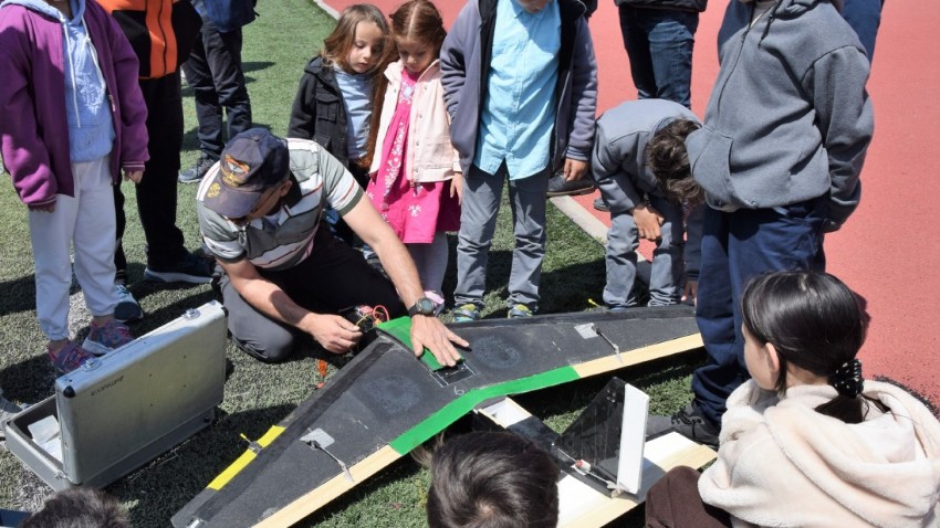 Bilecik'te Öğrencilerden Kendi Yaptıkları Model Uçaklarla Gösteri