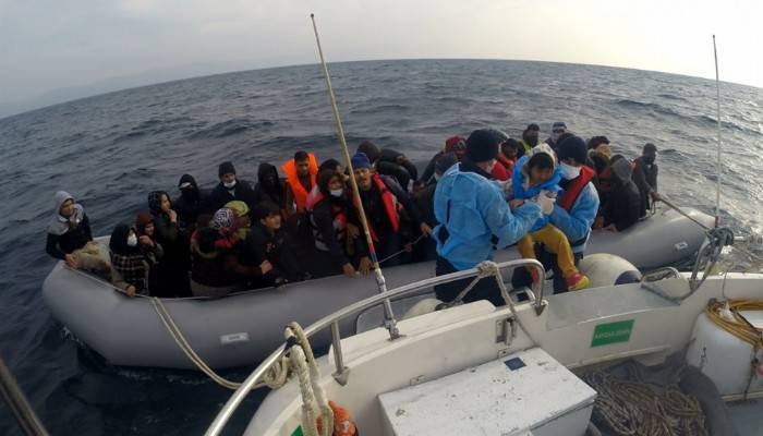 Ayvacık açıklarında, lastik bottaki 54 kaçak göçmen kurtarıldı