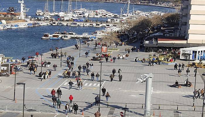 Çanakkaleliler, güneşli havada kordon boyuna akın etti (VİDEO)