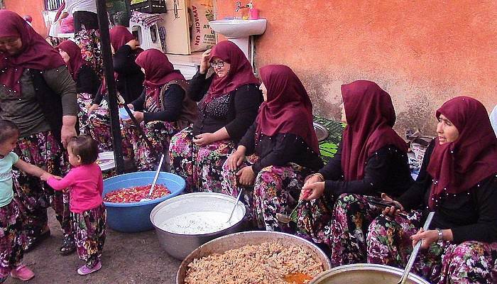 Aynı Renk Kıyafetleri İle Dikkat Çekiyorlar 