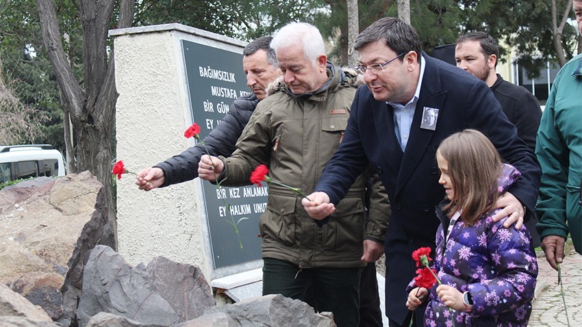 Uğur Mumcu, Ölümünün 33. Yılında Karanfillerle Anıldı