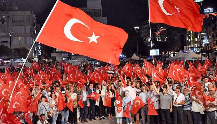 7'den 77'ye herkes yine dışarıdaydı Meydanlar doldu