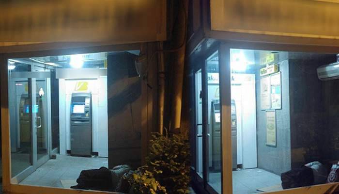 Sıcaklardan bunaldı, klimalı ATM'de uyuyakaldı