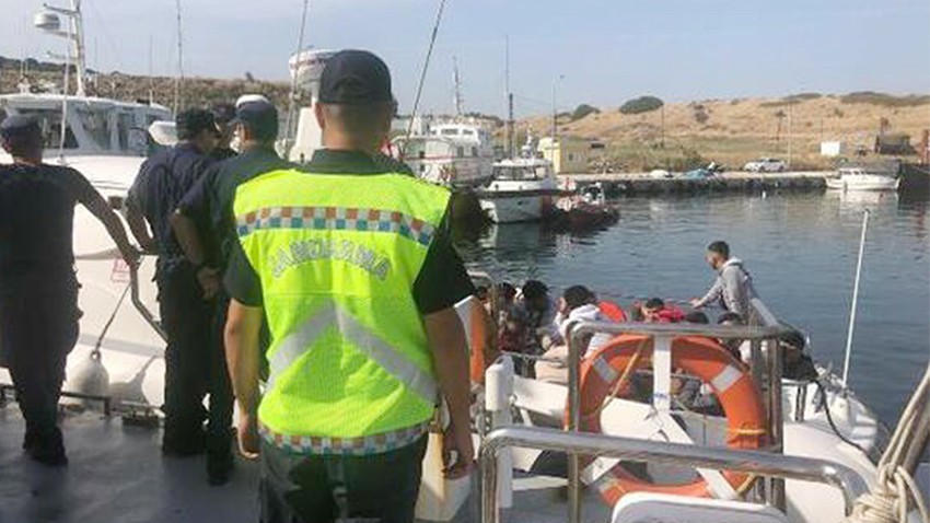 Yelkenli teknede 25 kaçak göçmen yakalandı