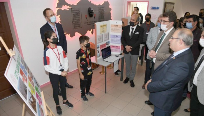 Ezine Gazi Ortaokulu’nda 4006 TÜBİTAK Bilim Fuarı Açıldı