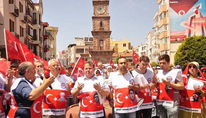 Memur-Sen, Darbe Girişiminin Yıldönümünde de Sokakları Bırakmıyor