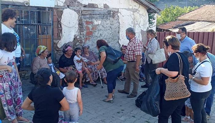 CHP’liler kitap ve oyuncak dağıttı