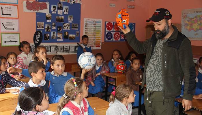 İnternet fenomeninden köy okuluna yardım