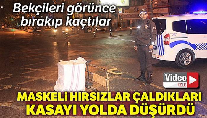 Fatih'te hırsızlar çaldıkları kasayı yol ortasında düşürdü