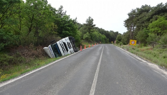 Çanakkale’de TIR devrildi: 1 yaralı