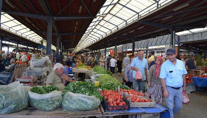 Pazarda bayram sonrası yoğunluk