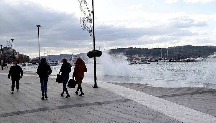 Çanakkale'de deniz ulaşımına poyraz engeli