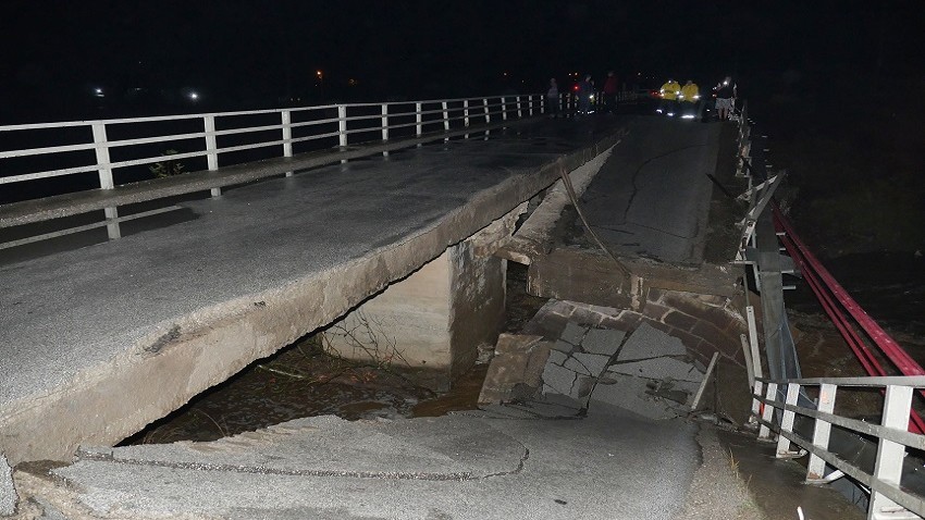 Şiddetli yağış nedeniyle köprü kısmen çöktü