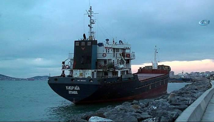 Kartal'da karaya oturan gemiler kurtarılmayı bekliyor