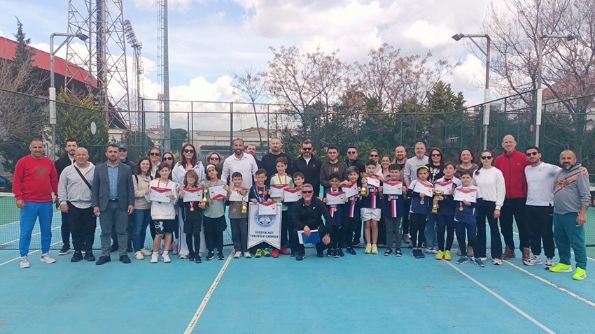 Minik Raketler Kortta Ter Döktü