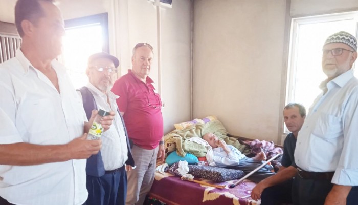 MUHTAR KÖYDEKİ HASTA VE YAŞLILARI ZİYARET ETTİ