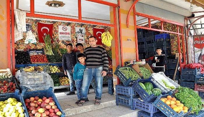  Tüfekli saldırıda kendini domatesle savundu