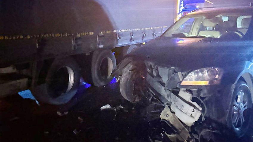 Otomobil TIR'a Arkadan Çarptı: 1 Yaralı