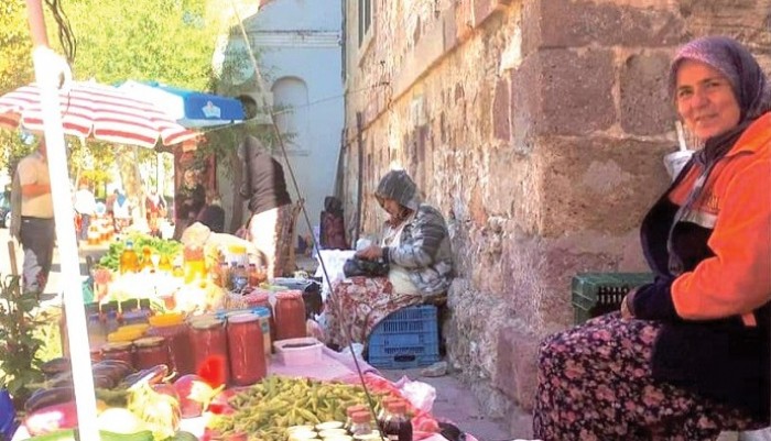 Bayramiç köy pazarı çok renkli
