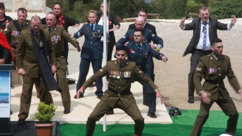 Yeni Zelanda askerleri atalarını 'Haka' dansıyla andı (VİDEO)