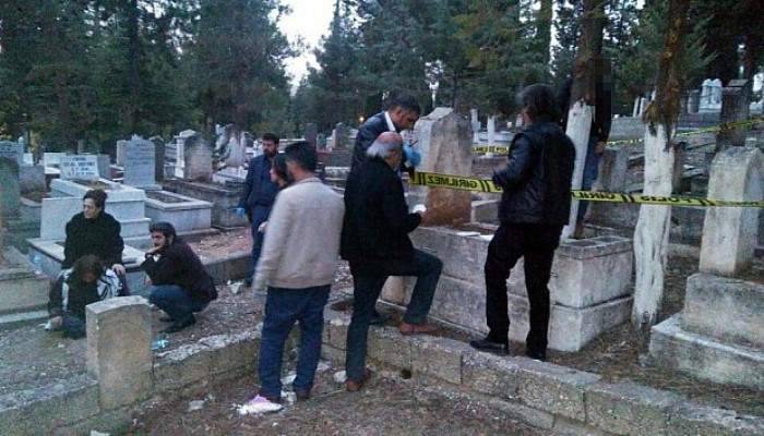 Hasretine dayanamadığı kızının mezarı başında kendini astı