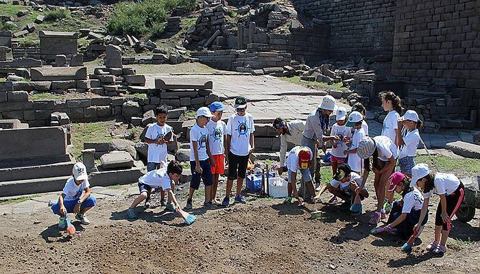 Minik arkeologlar antik kentte kazı yaptı