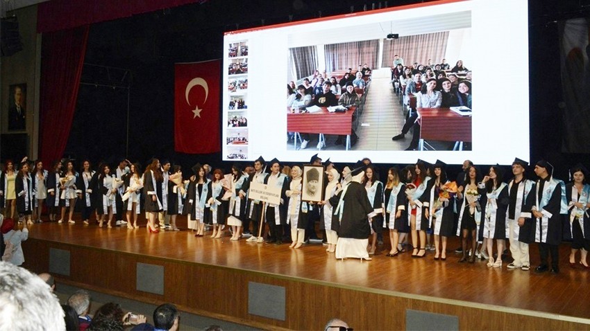 İnsan ve Toplum Bilimleri Fakültesi Mezuniyet Töreni Gerçekleşti