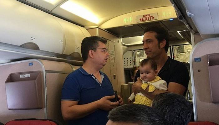 Uçakta yolcuların bebeklerini gezdirdi
