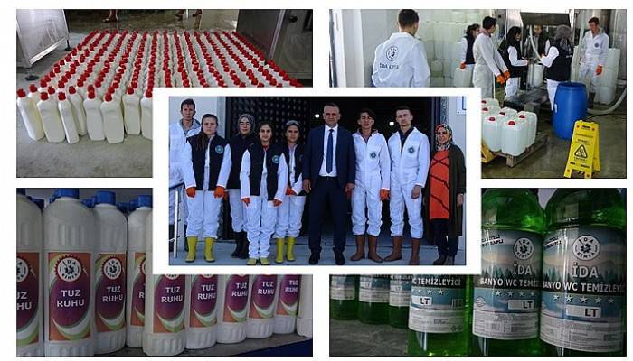 Meslek liseli öğrenciler korona virüse karşı gece gündüz Türk malı dezenfektan üretiyor (VİDEO)