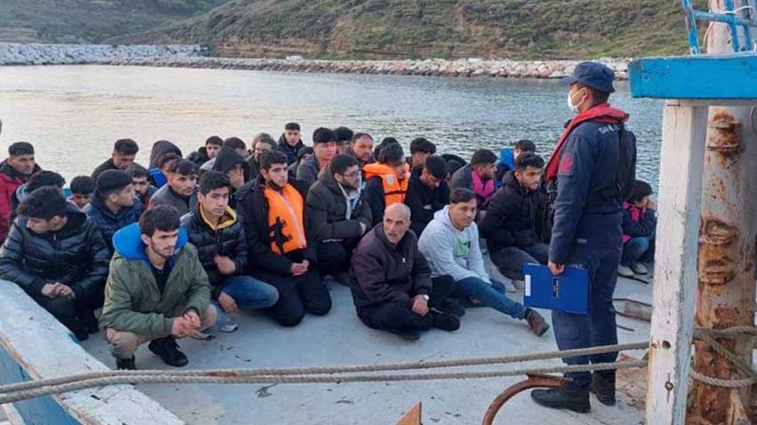 Ezine açıklarında 98 düzensiz göçmen yakalandı