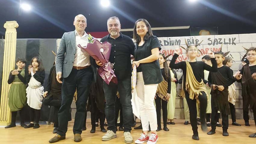 Çocuklar Midasın Kuklaları’nı canlandırdı