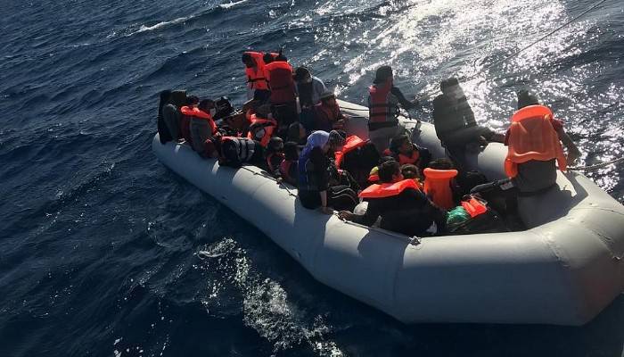 Yunanistan'ın ölüme terk ettiği 29 kaçak göçmen kurtarıldı  