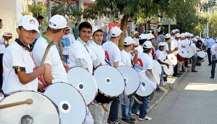 Milli sporcuya davullu zurnalı karşılama