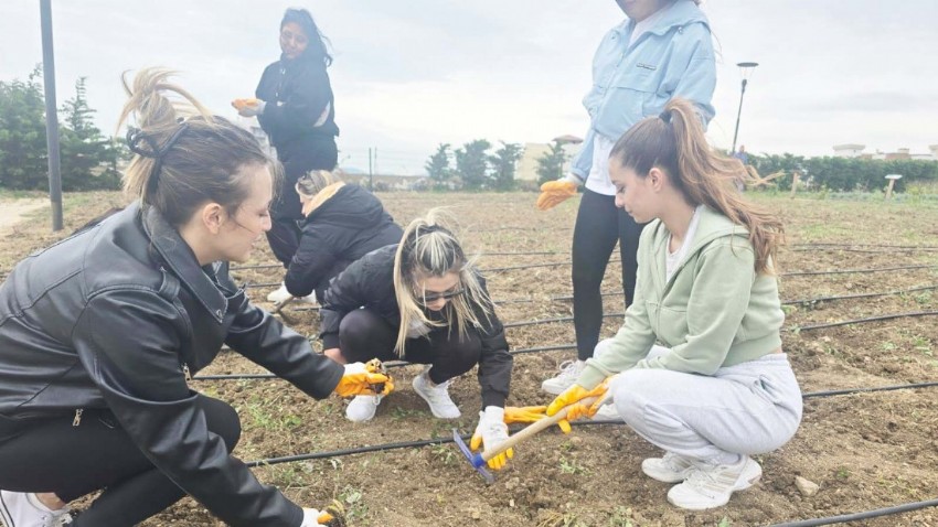 Çanakkale Onsekiz Mart Üniversitesi Öğrencileri, Hayrettin Karaca Aromatik ve Tıbbi Bitkiler Parkı'nı Ziyaret Etti