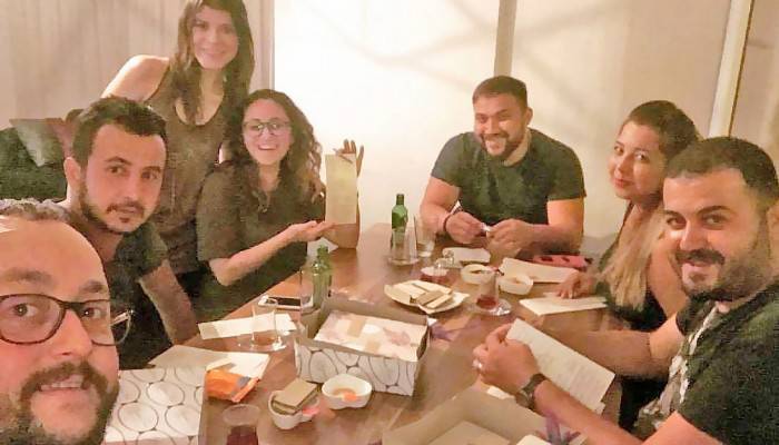 Düğün davetiyelerini hazırlıyorlar 