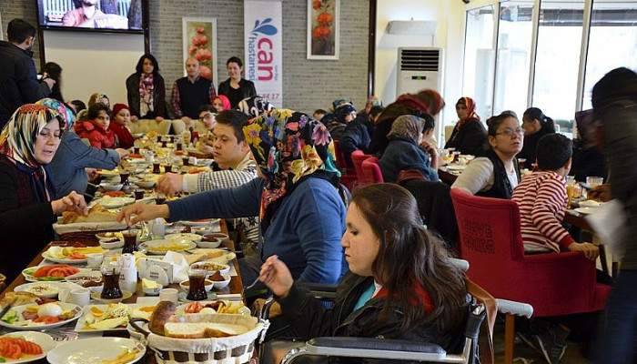  Engelliler kahvaltıda bir araya geldi 