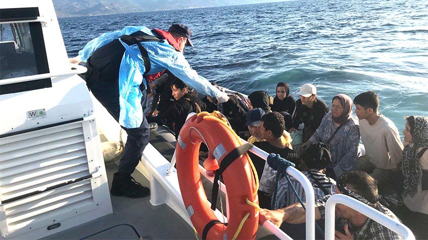 Ayvacık 39 düzensiz göçmen kurtarıldı