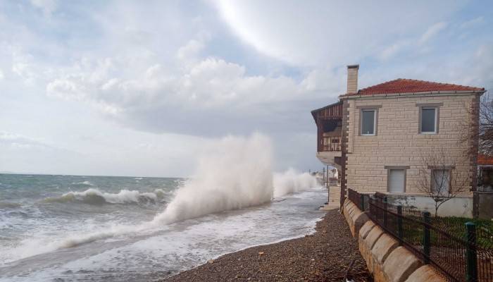 Küçükkuyu'da dev dalgalar sahili aşıp, evlere ulaştı