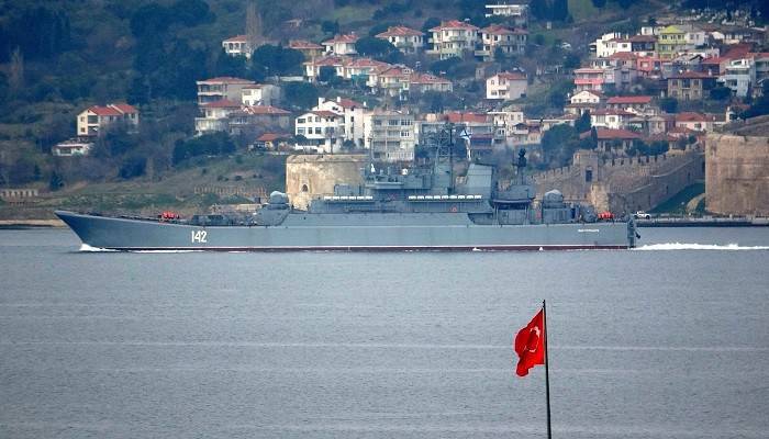 Rus savaş gemisi Çanakkale Boğazı'ndan geçti (VİDEO)