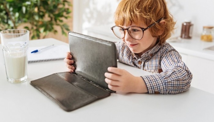 ÇOCUKLARINIZA YEMEKTE TABLET, TELEFON VERMEYİN