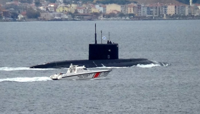 Rus denizaltısı, Çanakkale Boğazı'ndan geçti (VİDEO)